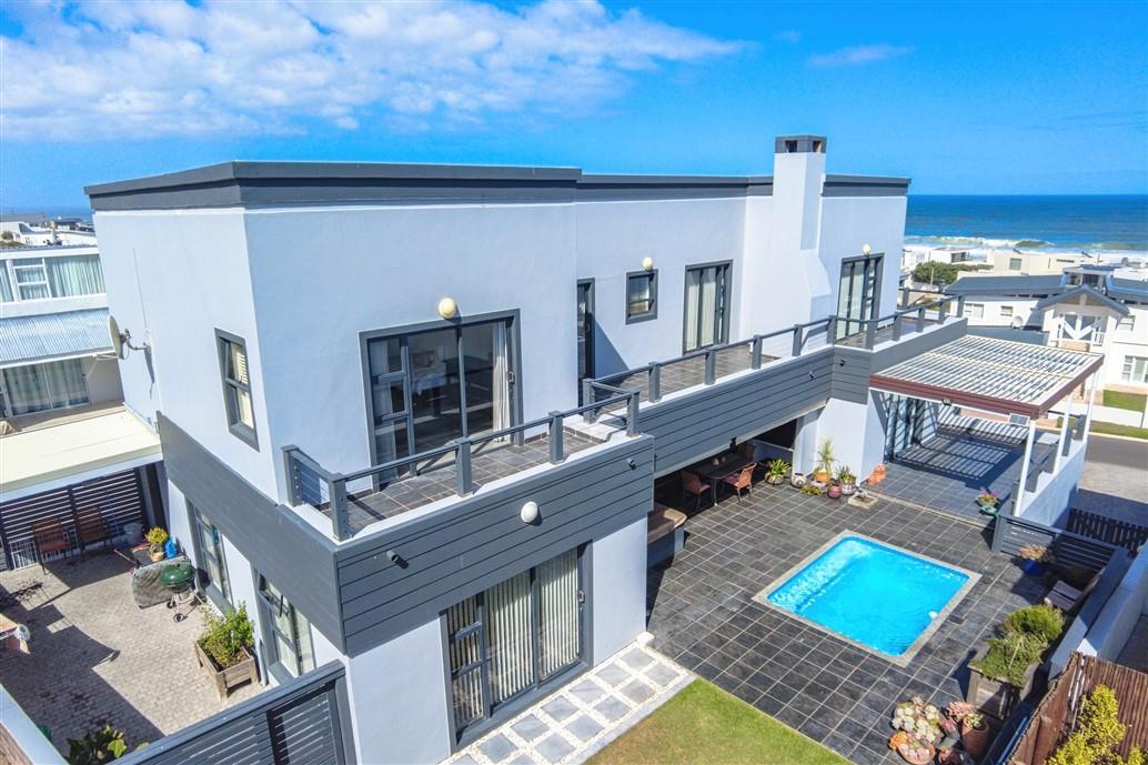5 Bedroom House in Yzerfontein