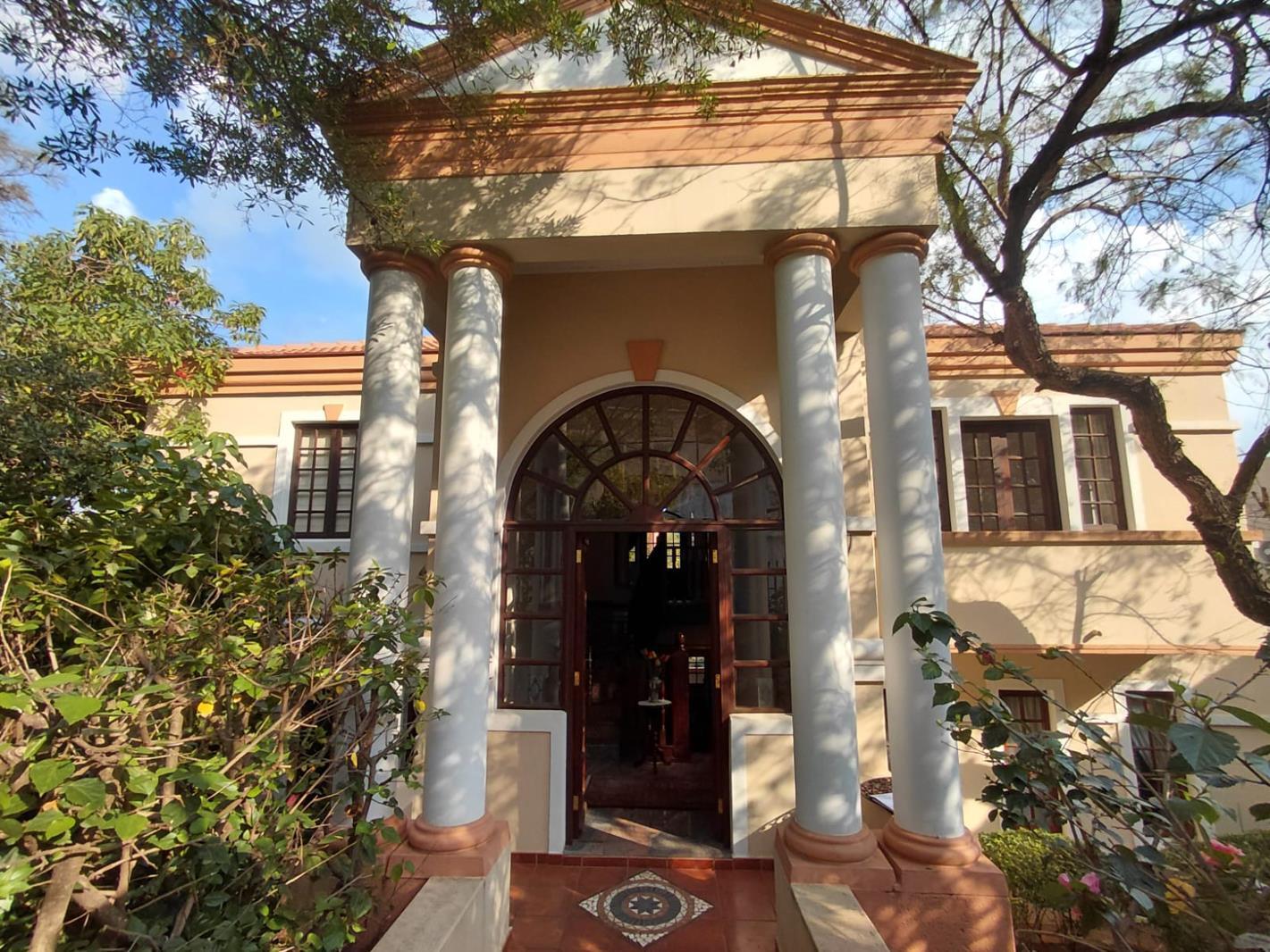 4 Bedroom House in Kosmos