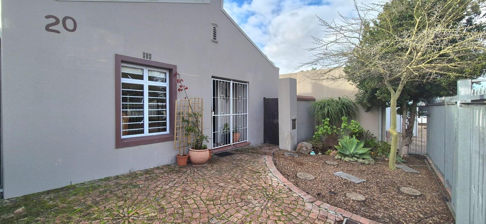 2 Bedroom House in Plattekloof Glen
