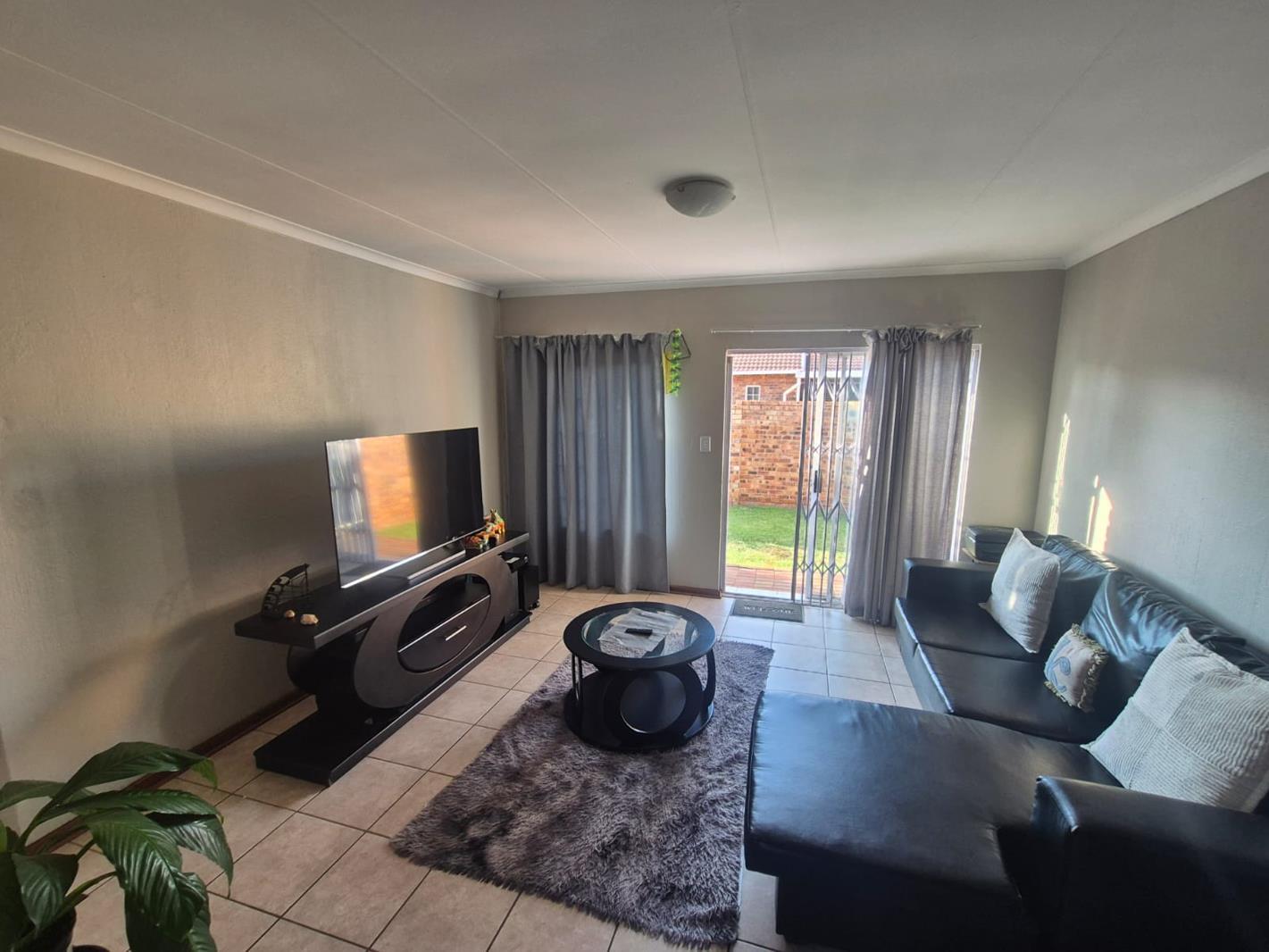 2 Bedroom Townhouse in Rooihuiskraal North