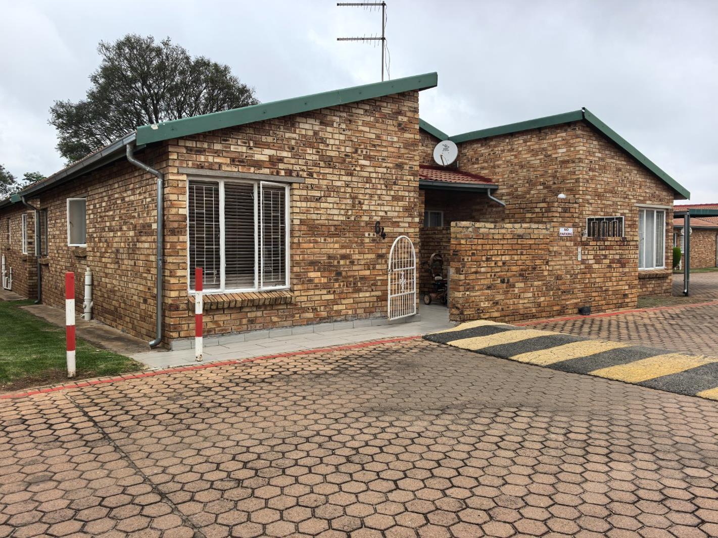 2 Bedroom Townhouse in Grobler Park