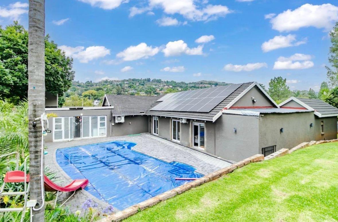 4 Bedroom House in Helderkruin