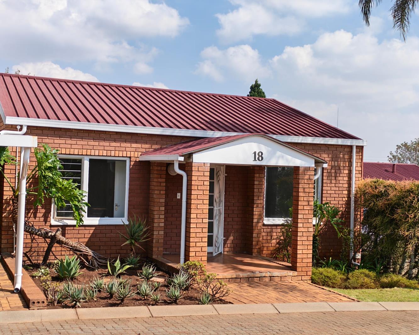 2 Bedroom Simplex in Die Hoewes