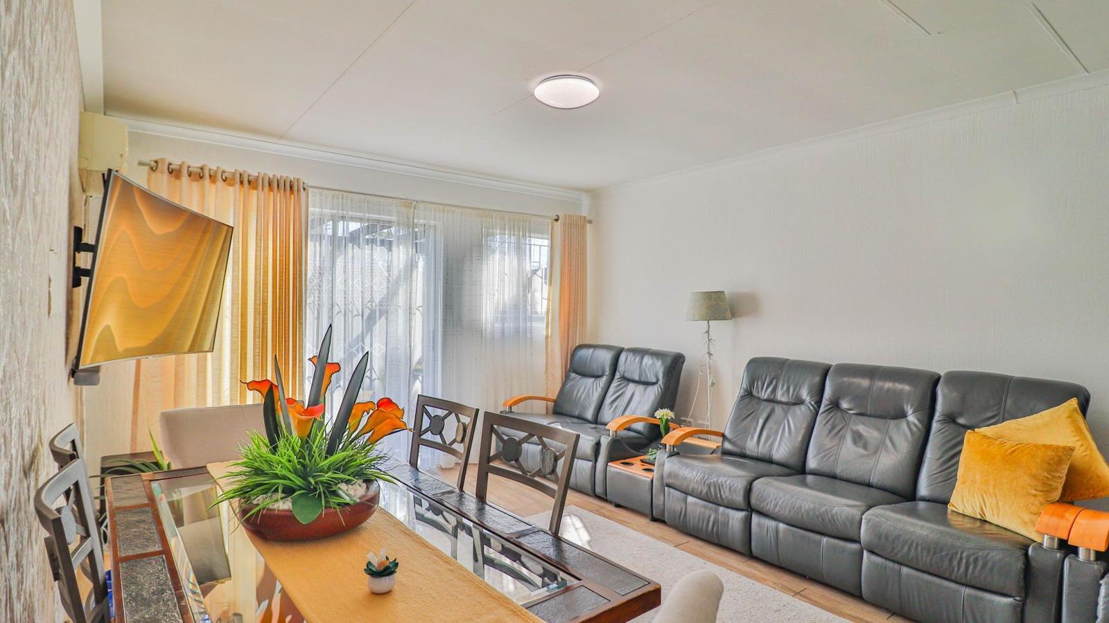 2 Bedroom Simplex in Greenstone Hill