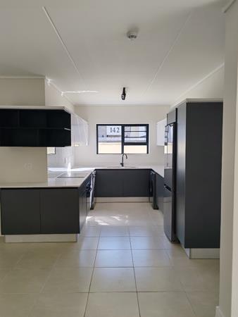 3 Bedroom Apartment in Somerset West Central