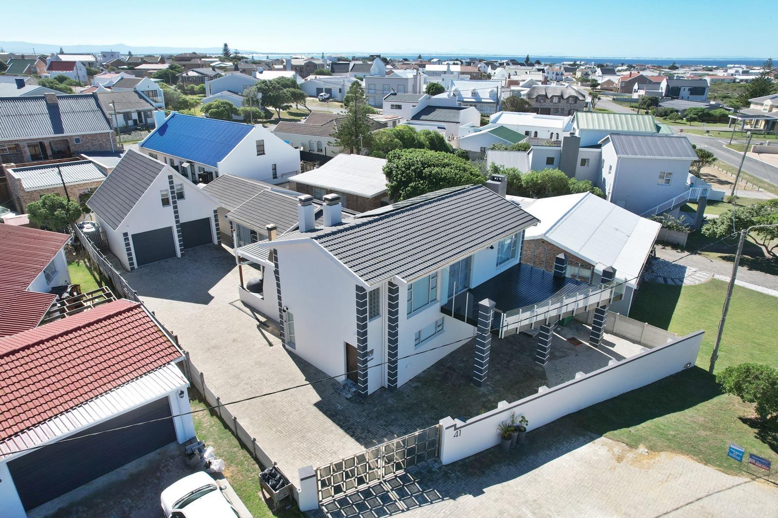 6 Bedroom House in Struisbaai