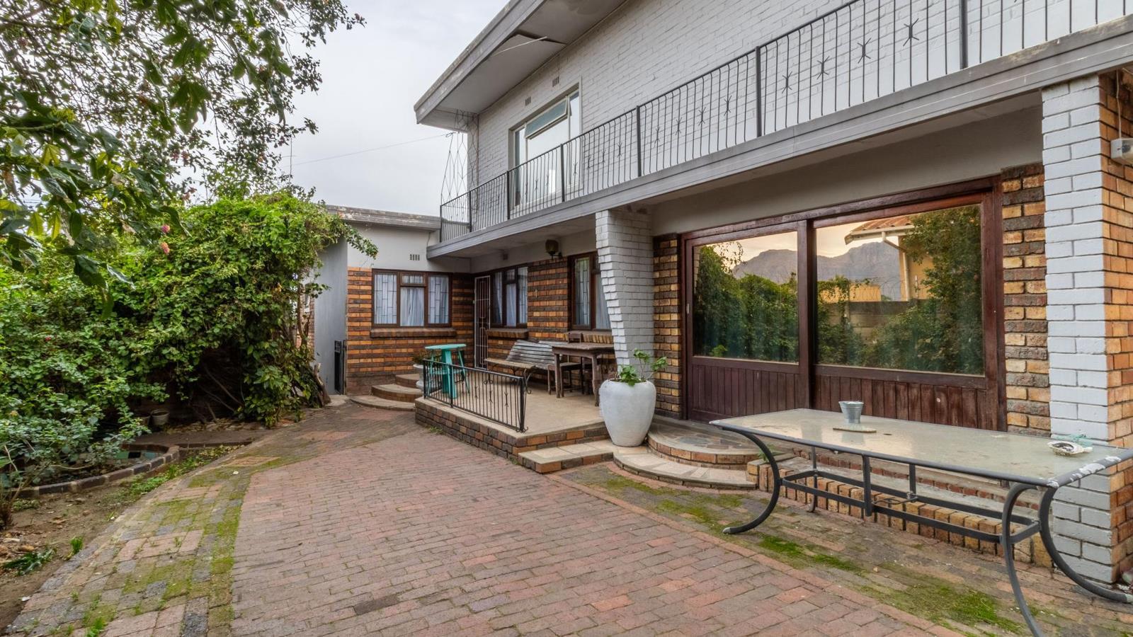 4 Bedroom House in Charleston Hill