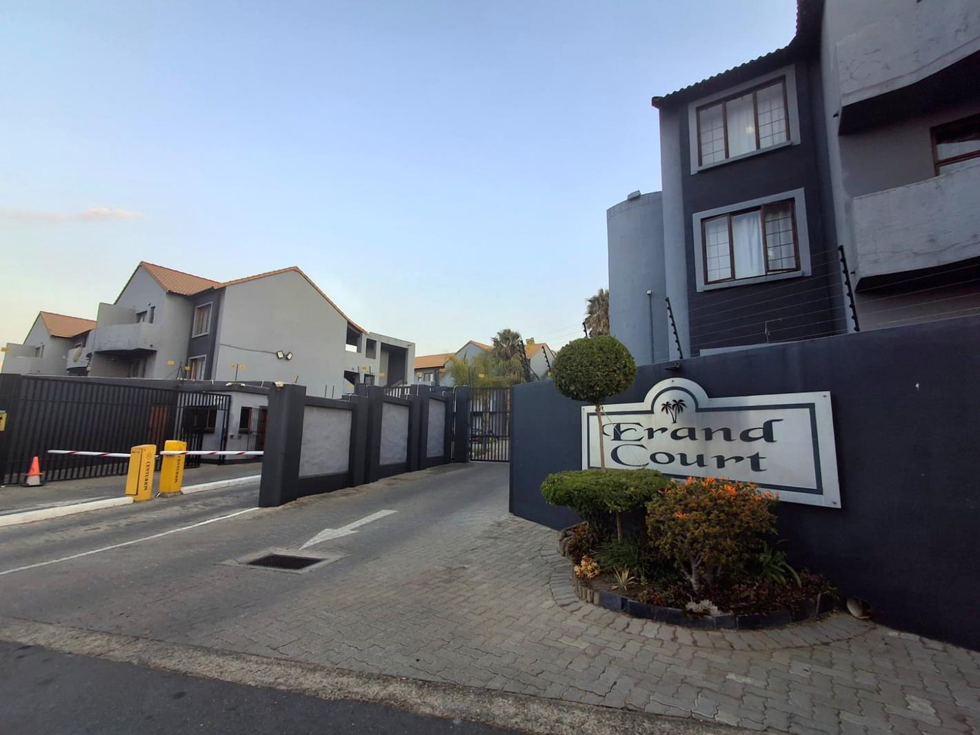 2 Bedroom Flat in Erand Gardens