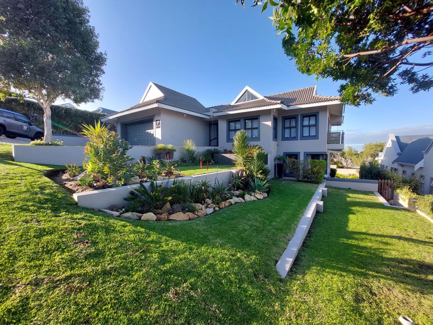 4 Bedroom House in Sandbaai