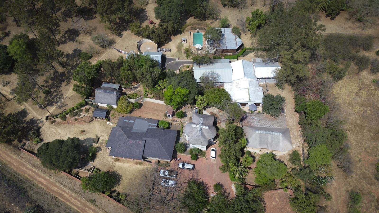 10 Bedroom House in Hartbeespoort Outlying