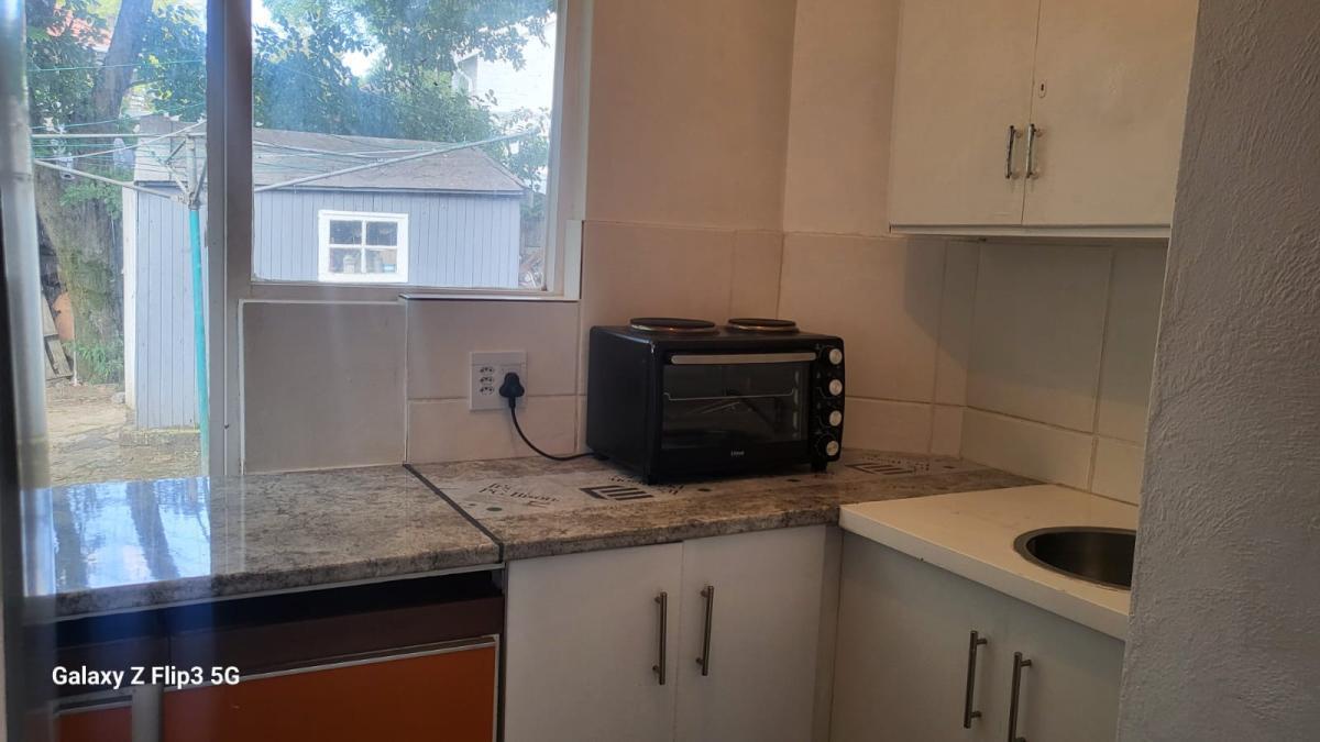 Bachelor apartment in Parkview