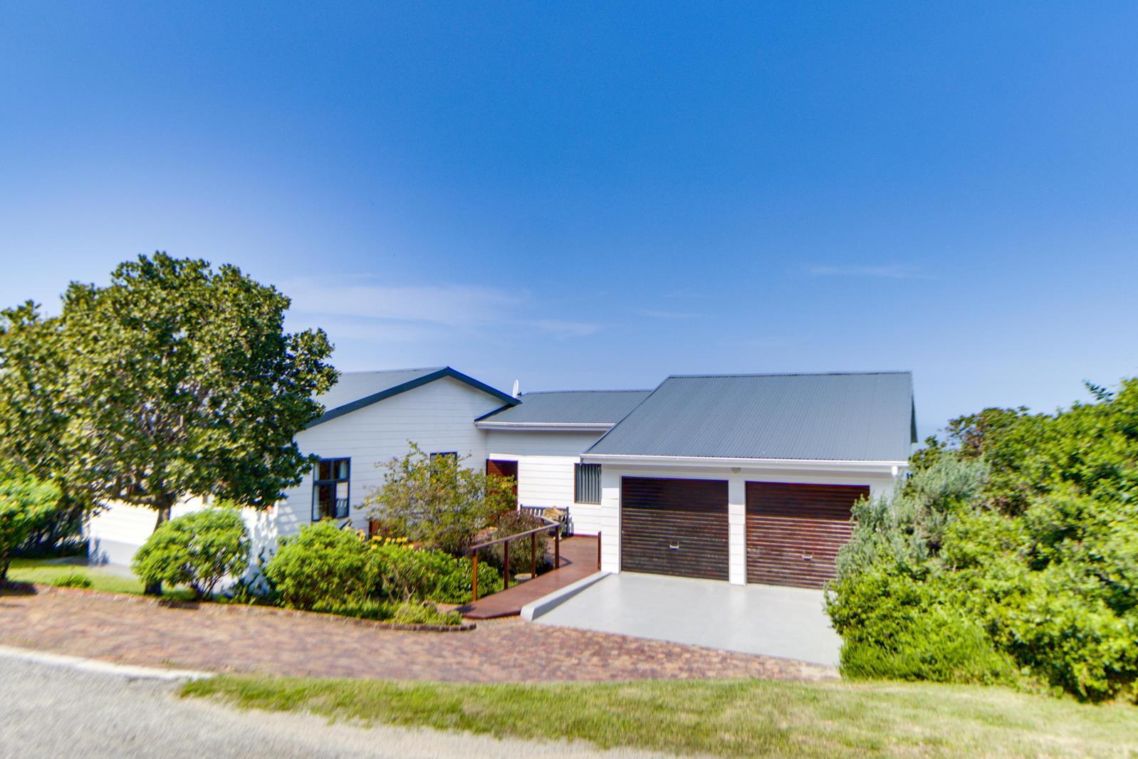 6 Bedroom House in Brenton on Sea