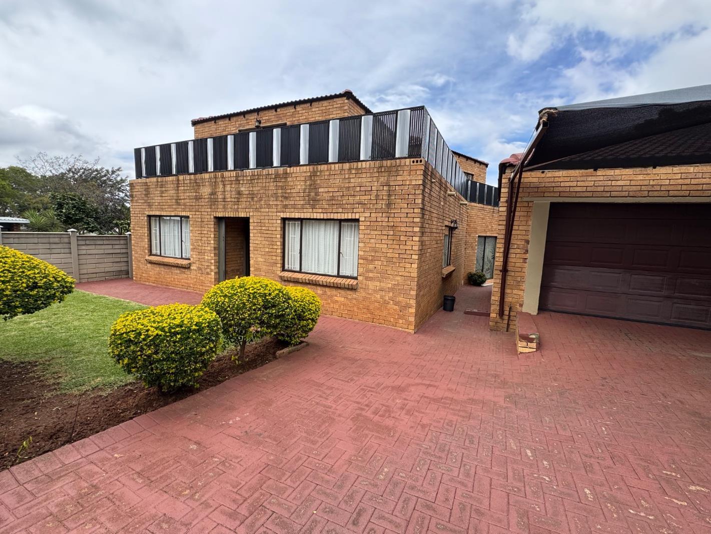 6 Bedroom House in Grobler Park