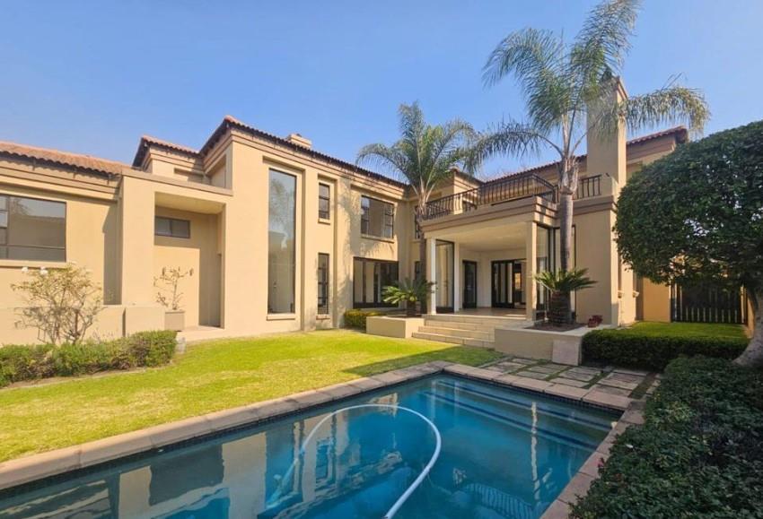 5 Bedroom House in Blue Valley Golf Estate