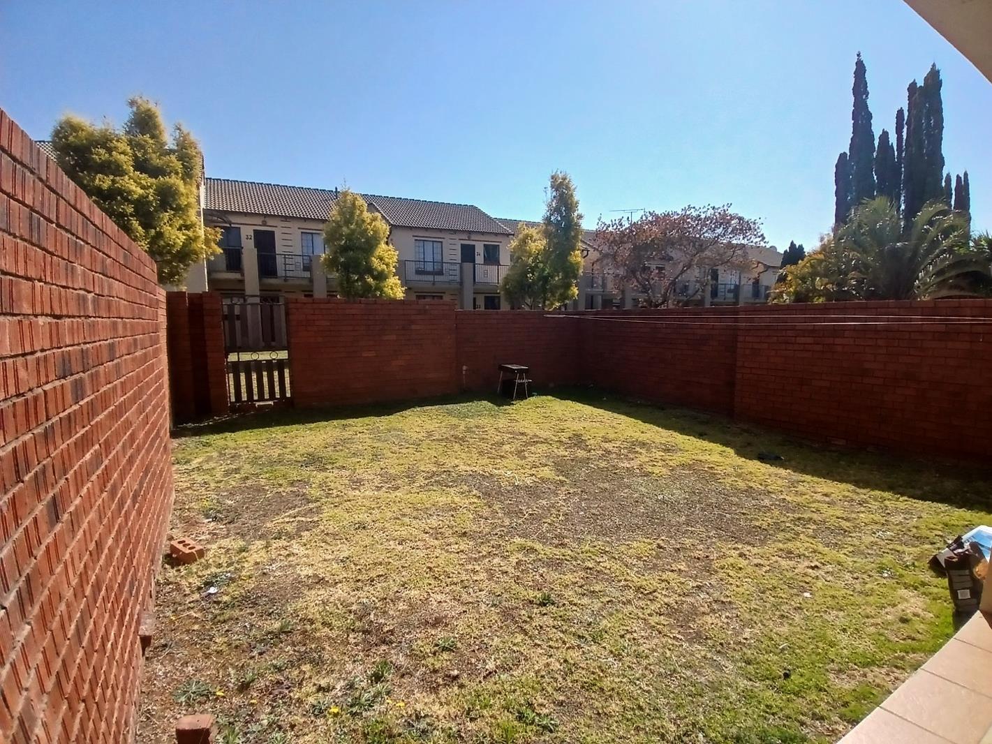 2 Bedroom Apartment in Mooikloof Ridge