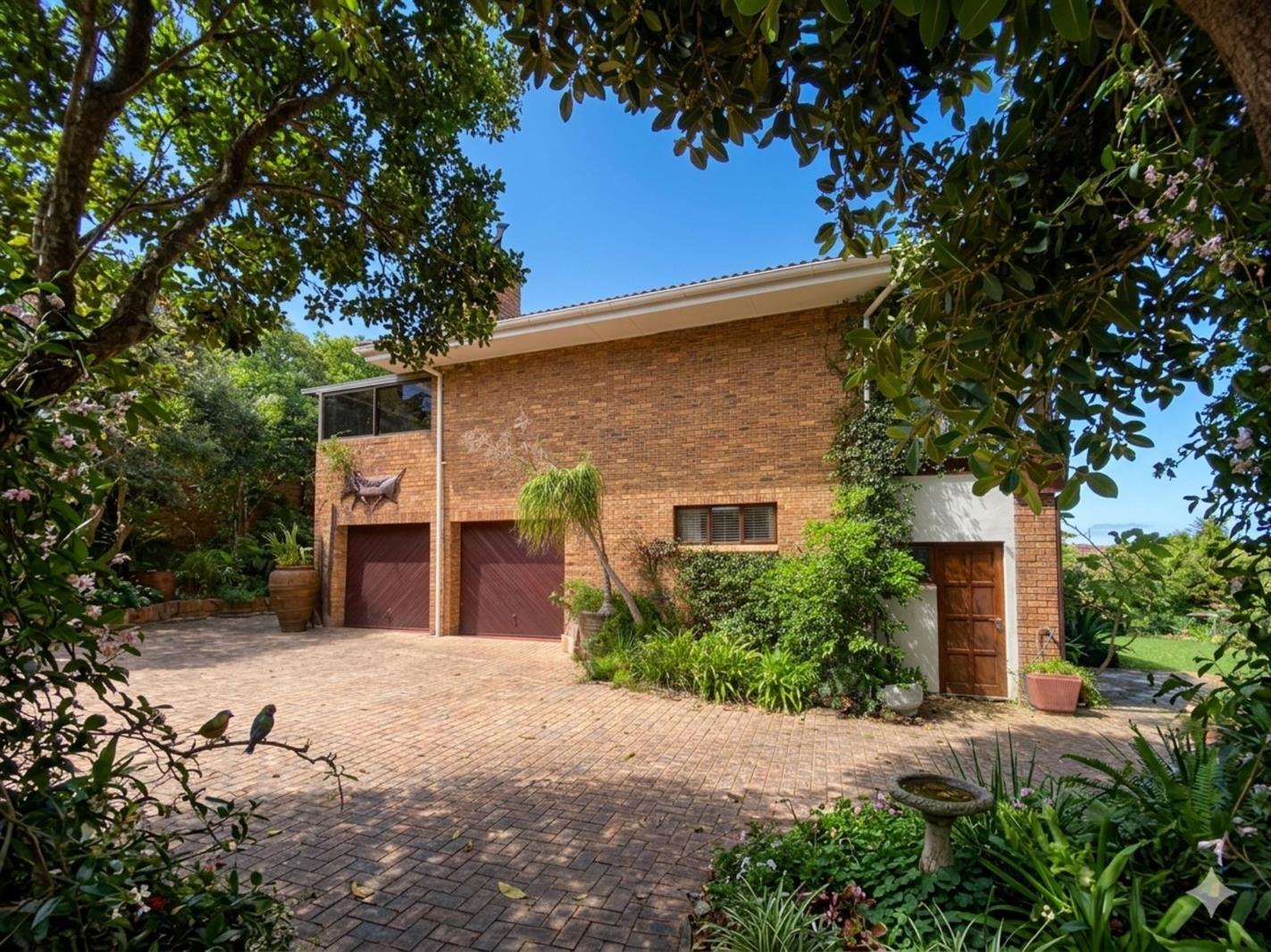 4 Bedroom House in Outeniqua Strand