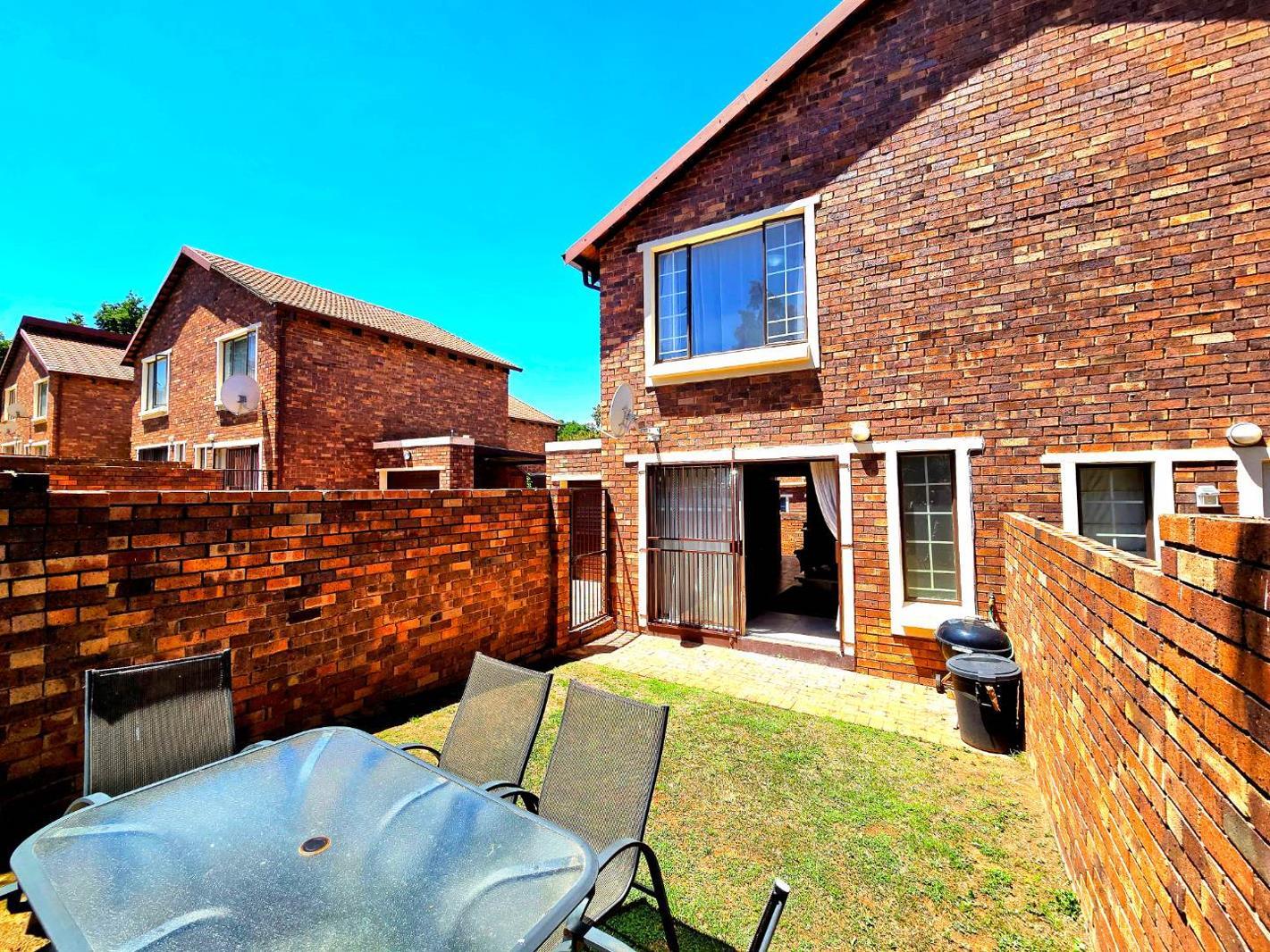 2 Bedroom Townhouse in Wilgeheuwel