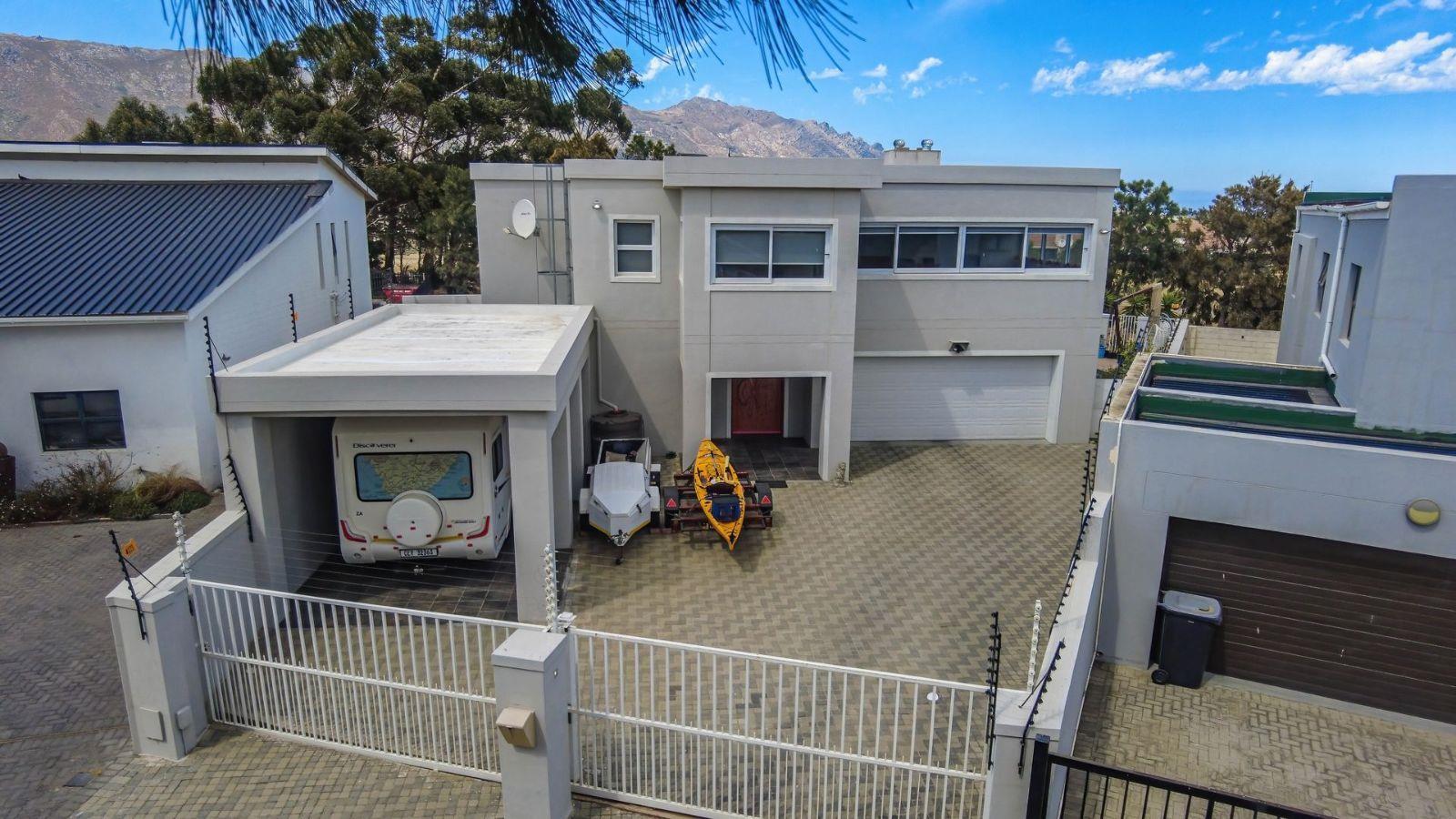 1 Bedroom House in Fairview Golf Estate