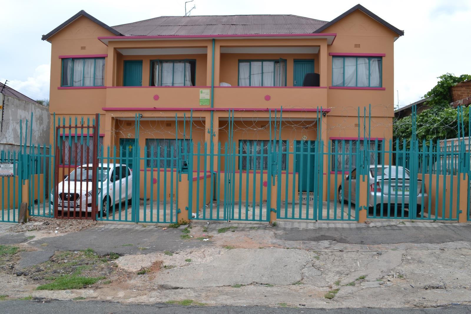 Bachelor apartment in Troyeville