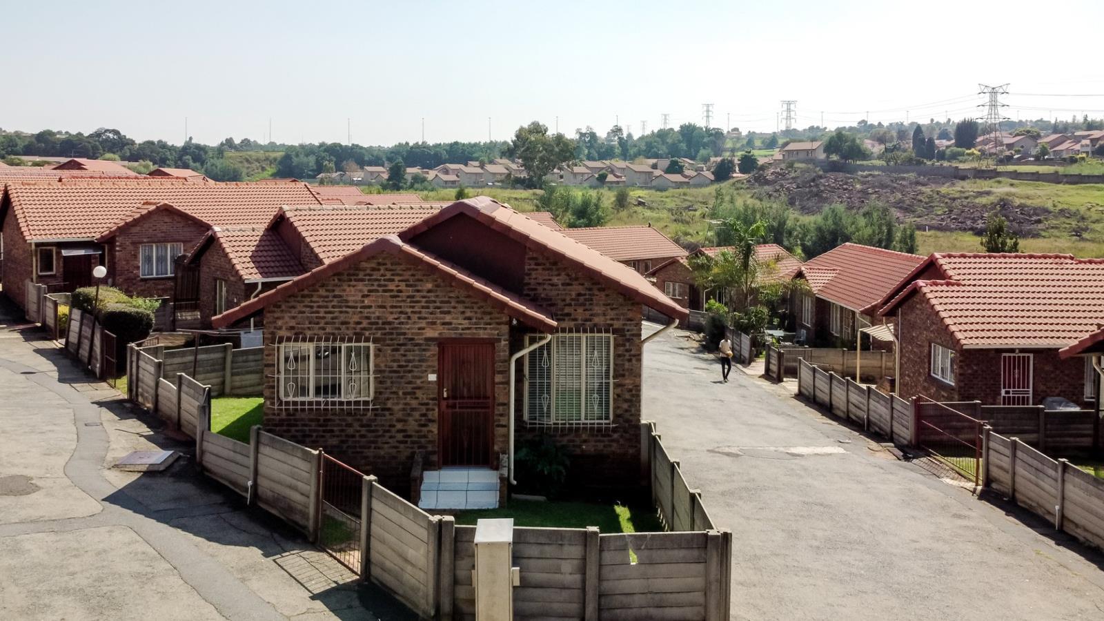 2 Bedroom Apartment in Mondeor