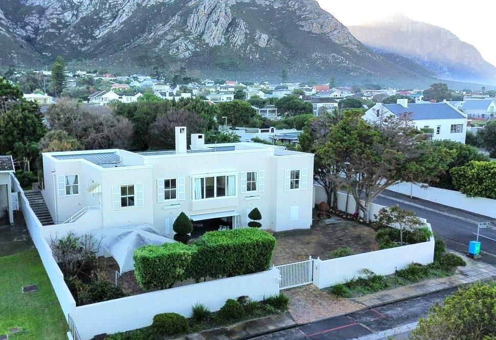4 Bedroom House in Voelklip