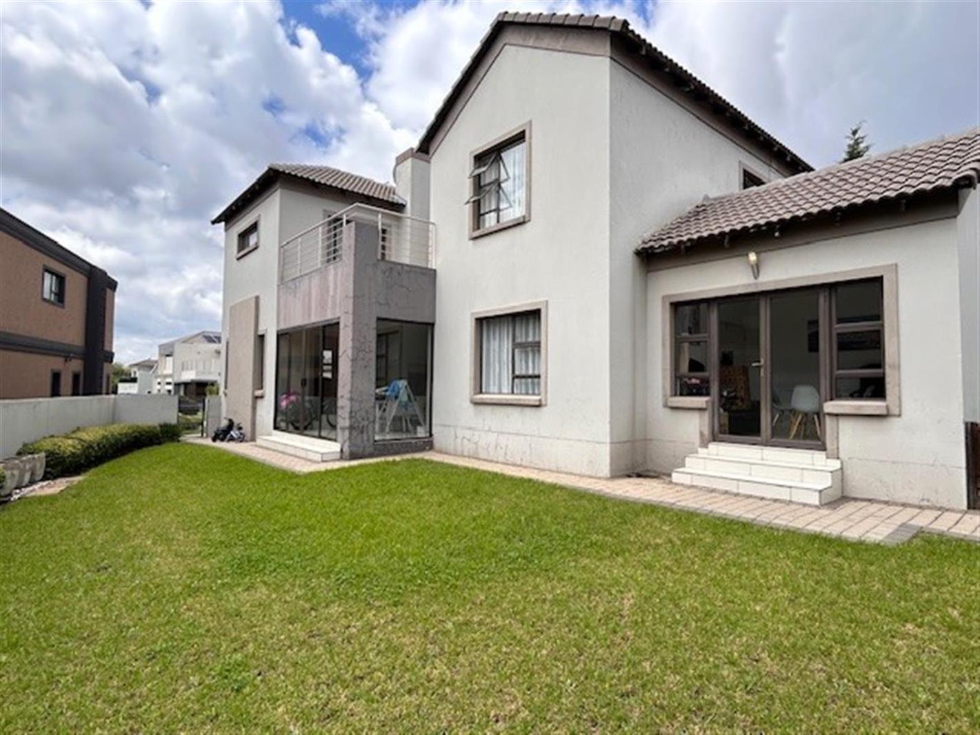 4 Bedroom House in Blue Valley Golf Estate