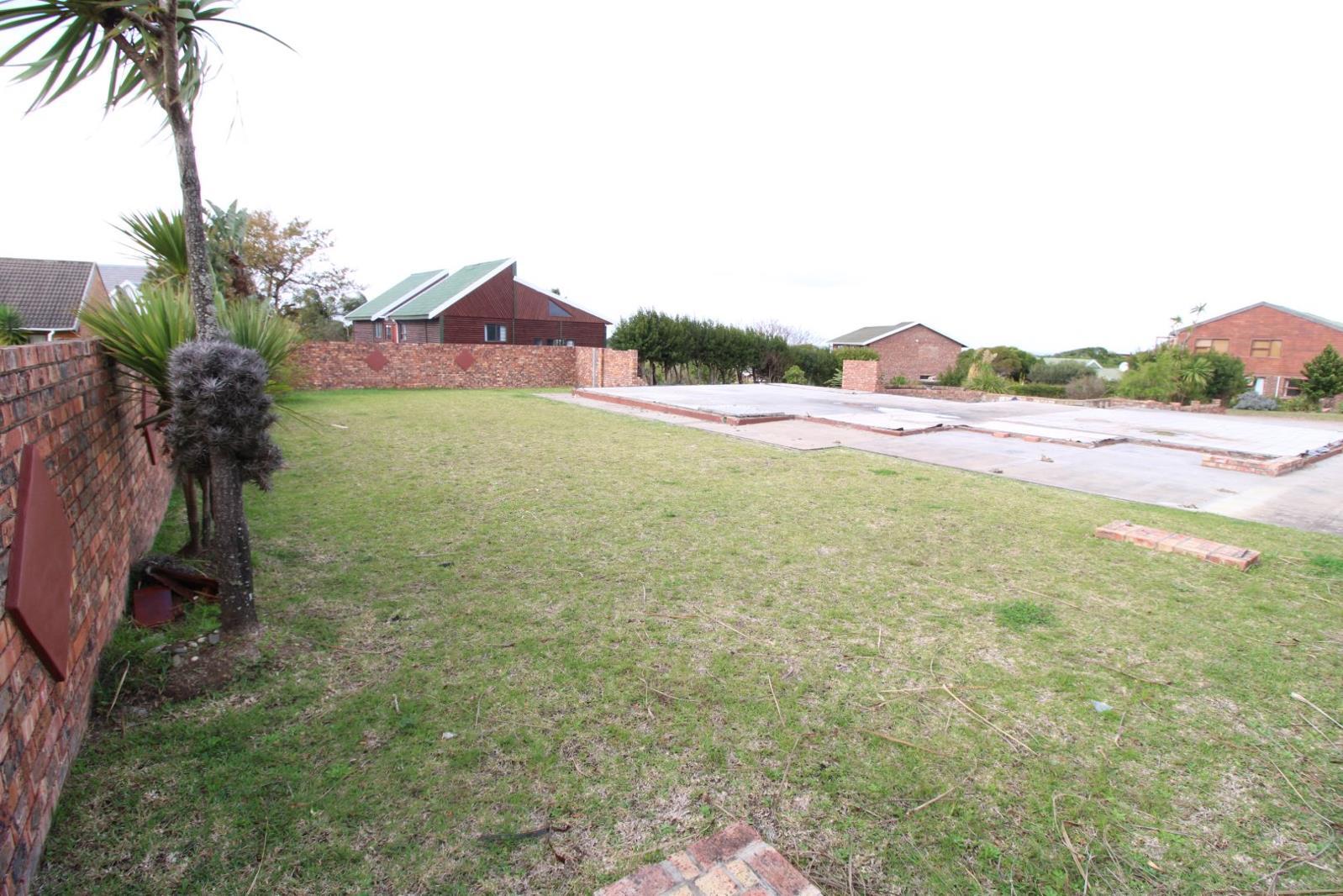 860 m² Land available in Cove Rock