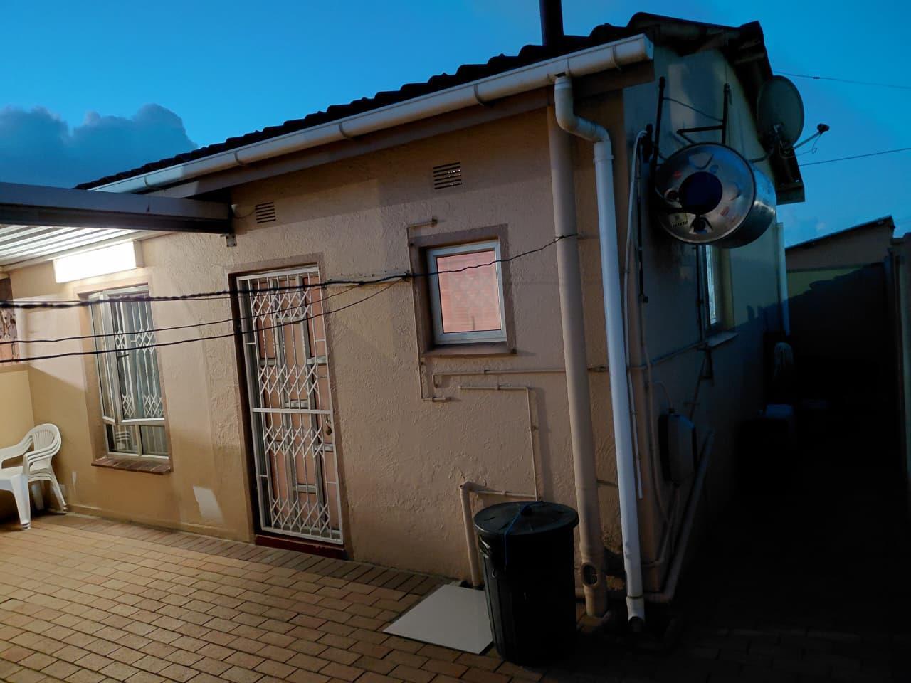 1 Bedroom Garden Cottage in Chatsworth Central