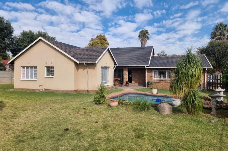3 Bedroom House in Brackendowns