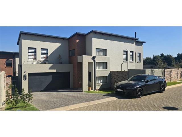 4 Bedroom House in Blue Valley Golf Estate
