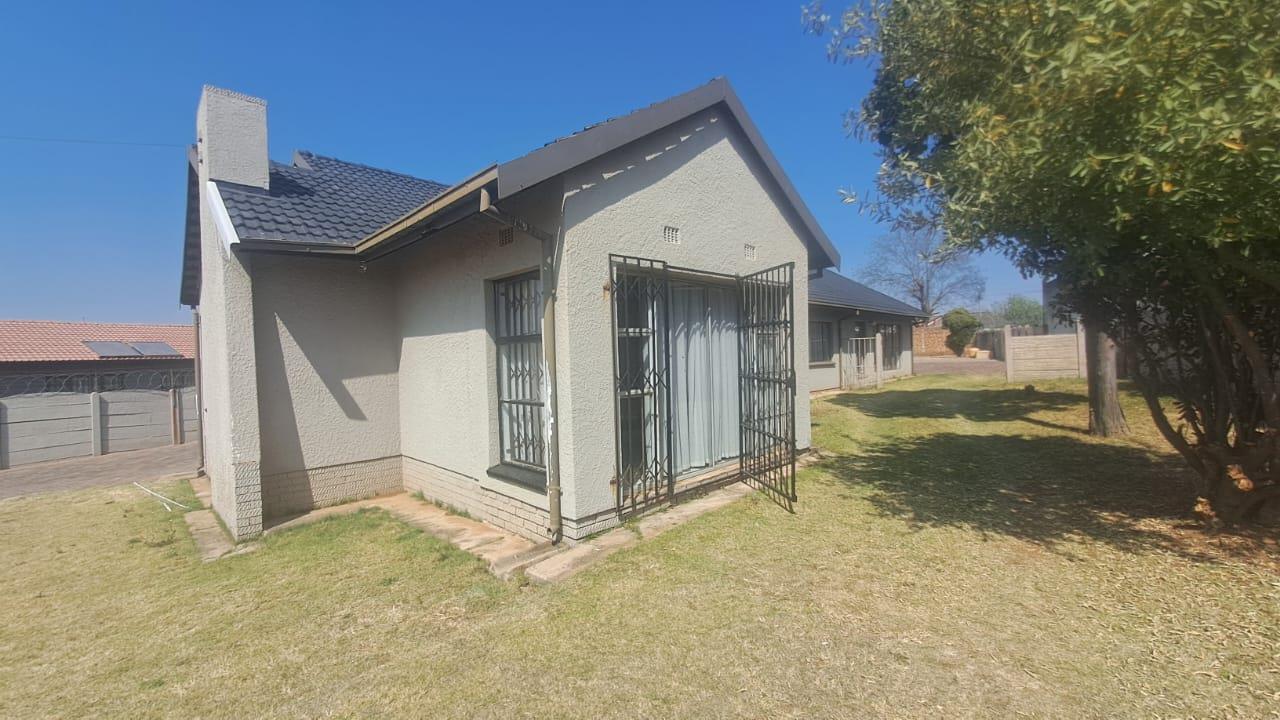 4 Bedroom House in Witpoortjie