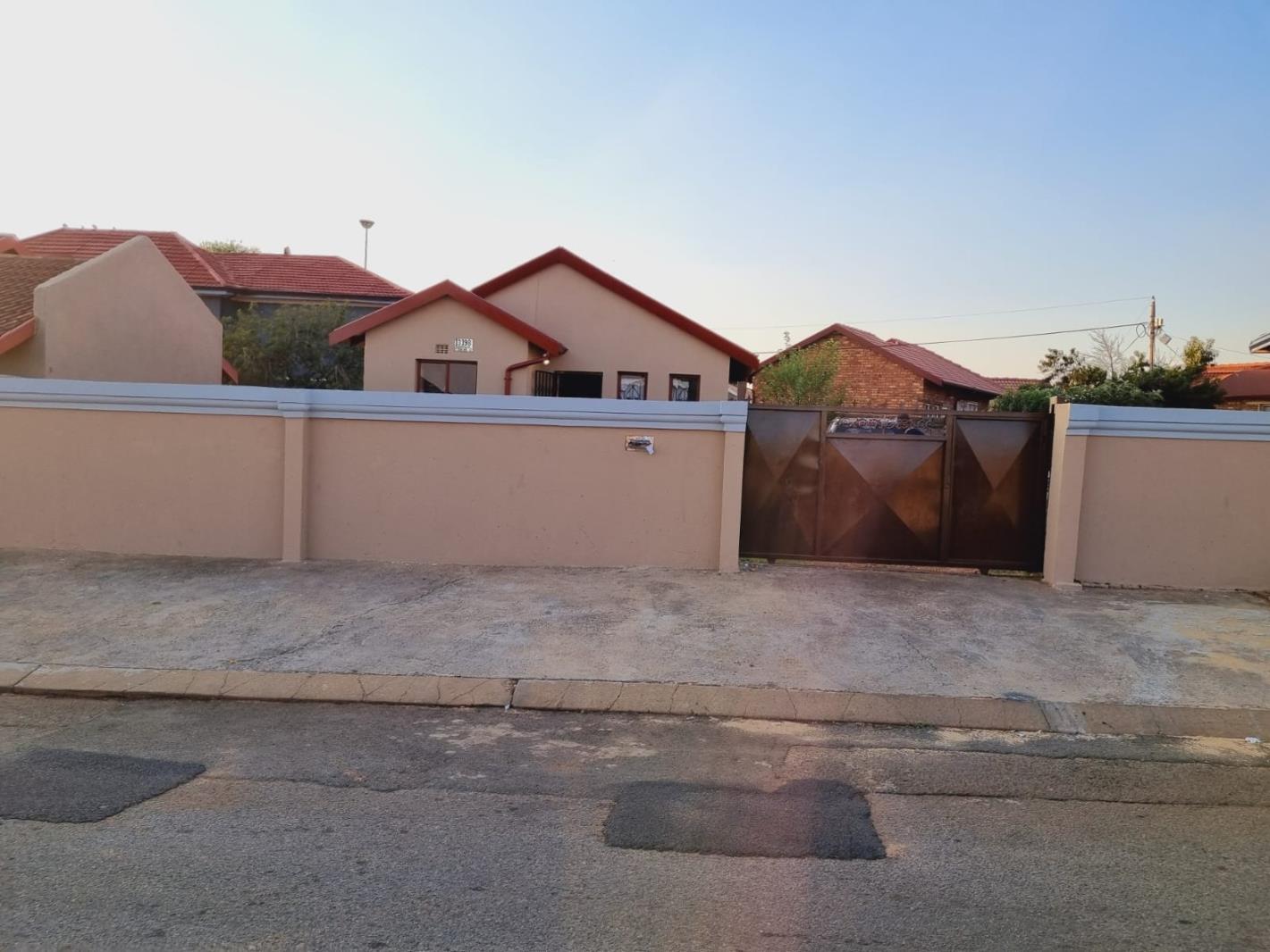 2 Bedroom House in Spruit View