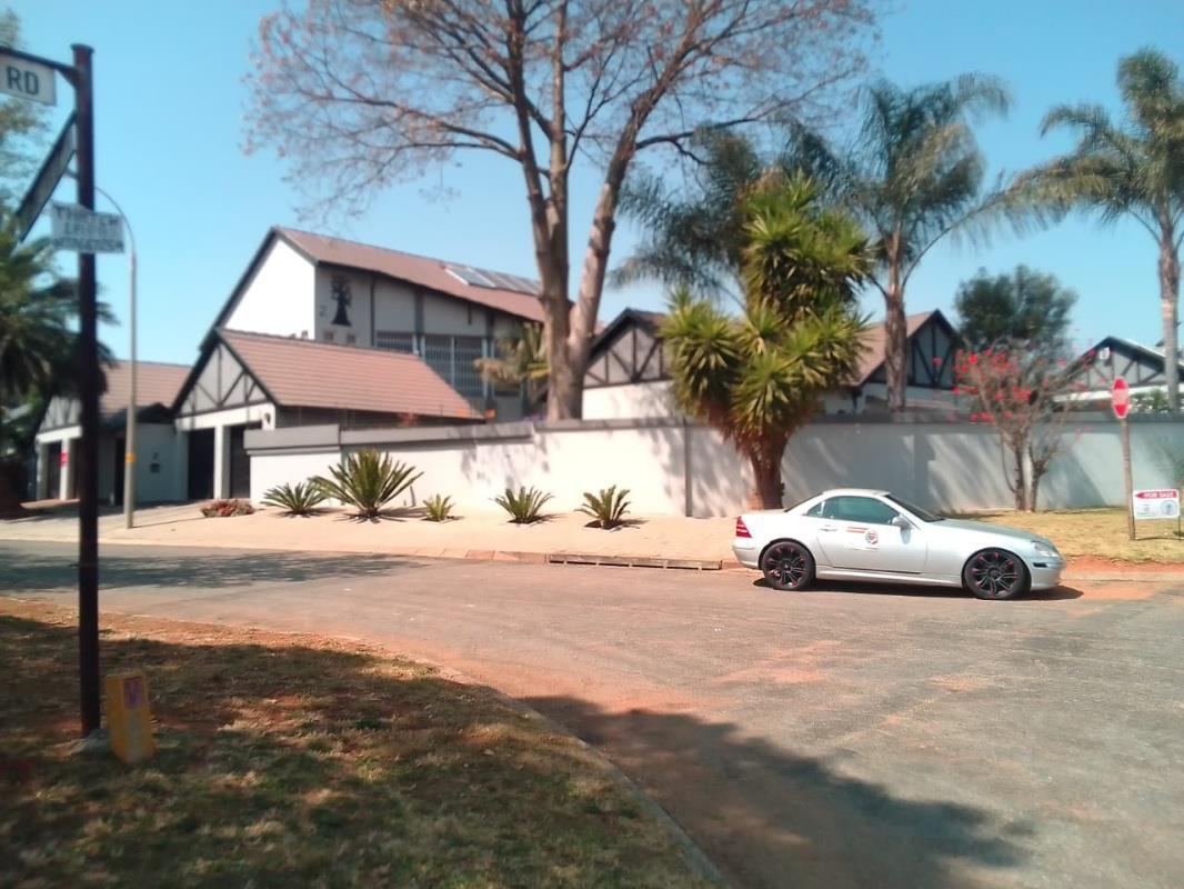 6 Bedroom House in Glen Marais