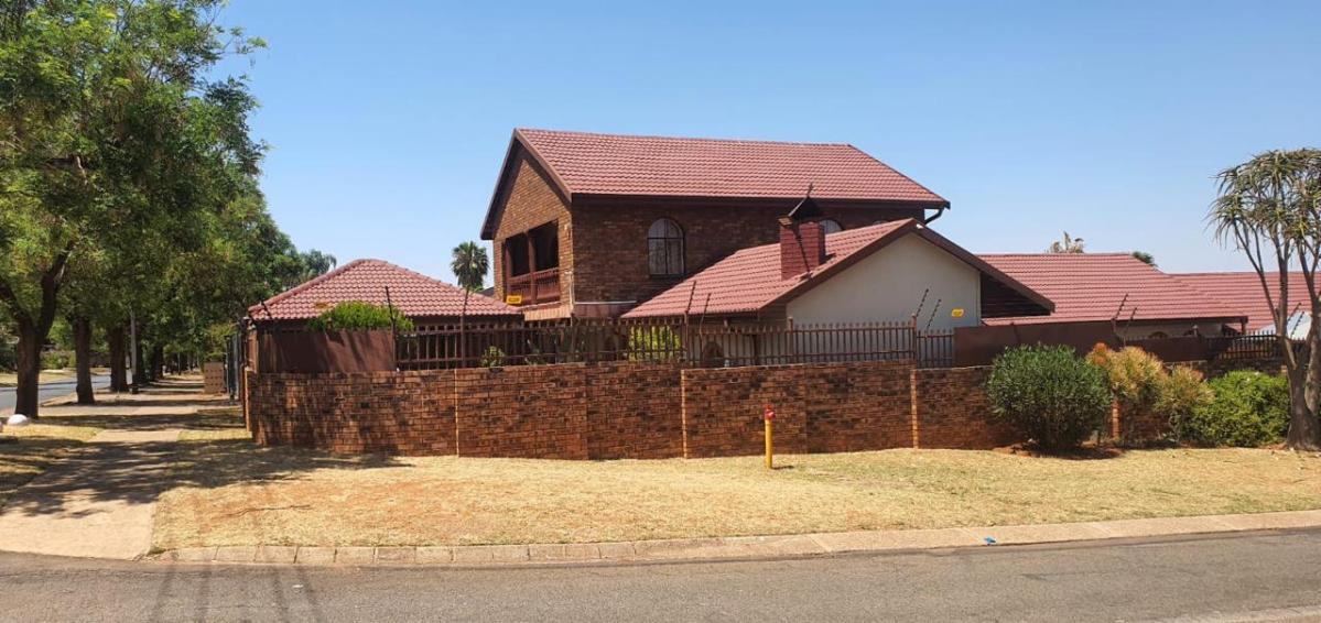 8 Bedroom House in Mountain View