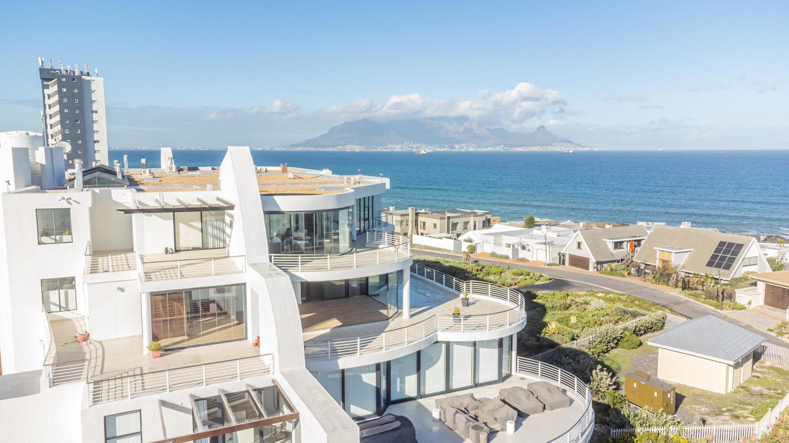 3 Bedroom Apartment in Bloubergstrand