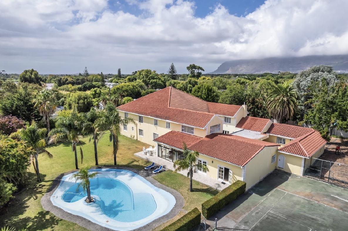 2 Bedroom Apartment in Somerset West Central