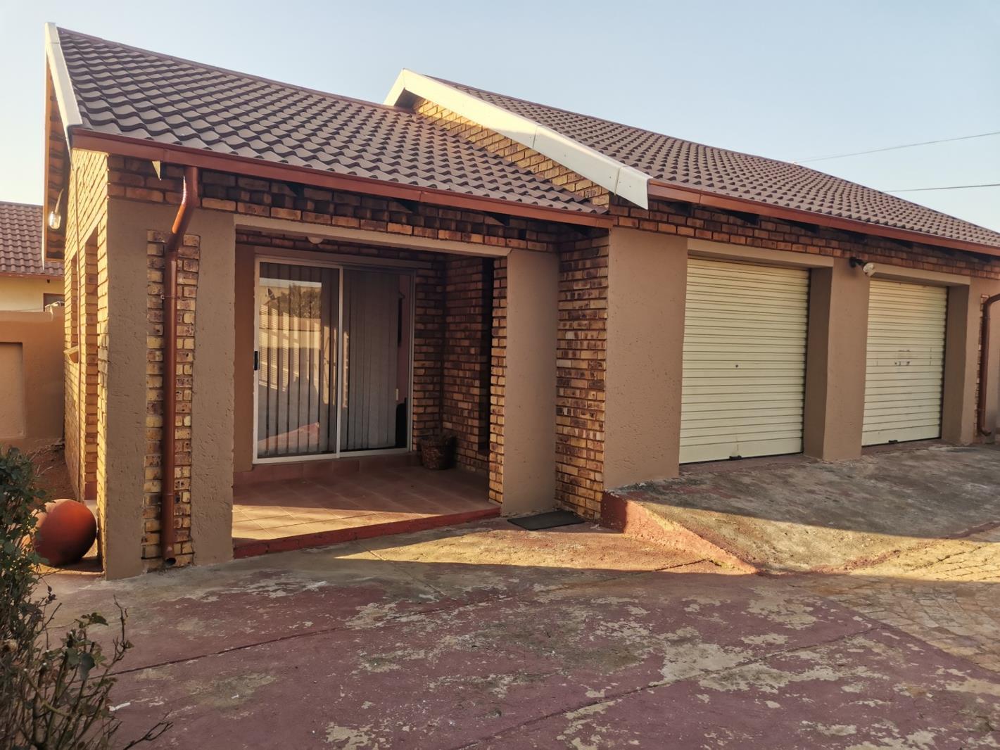 4 Bedroom House in Spruit View