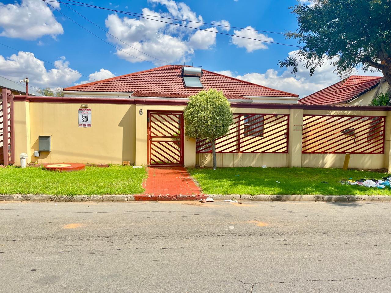 3 Bedroom House in Roodepoort Central