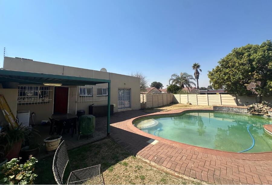 2 Bedroom House in Brackendowns