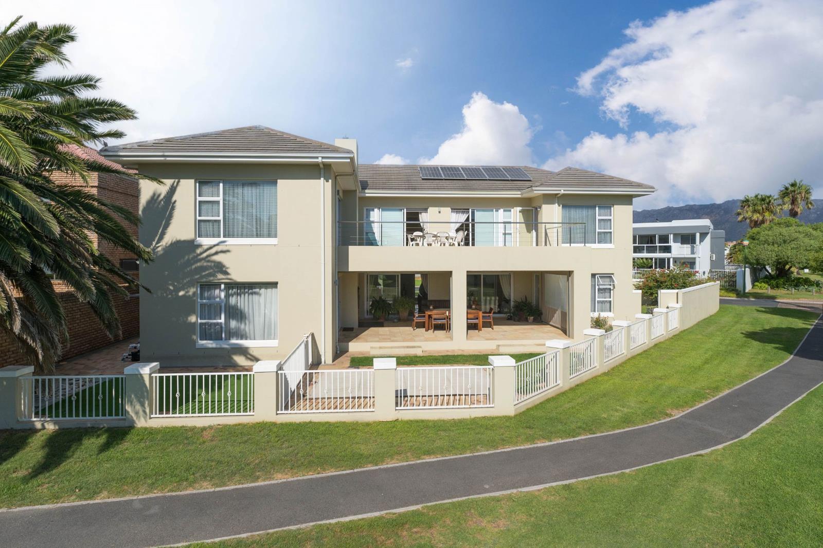 6 Bedroom House in Greenways