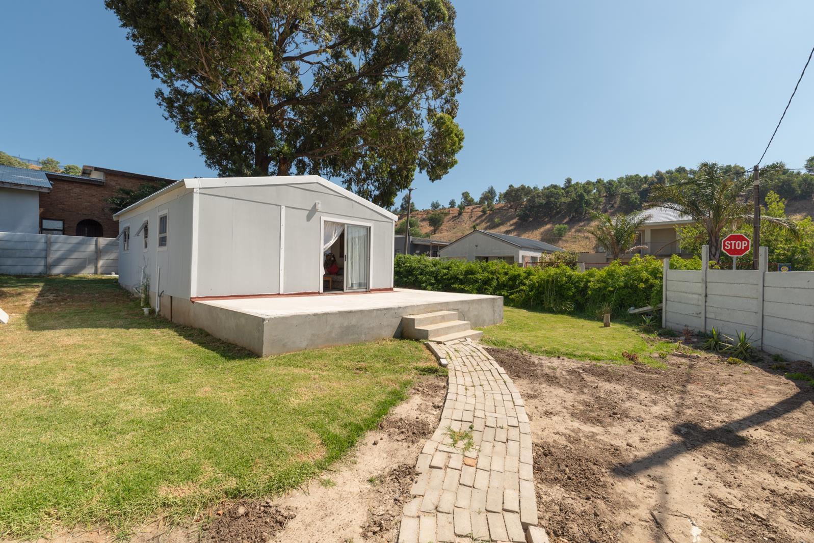 2 Bedroom House in Sir Lowrys Pass