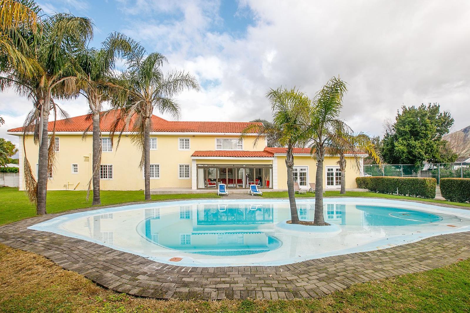 10 Bedroom House in Constantia Hill Estate