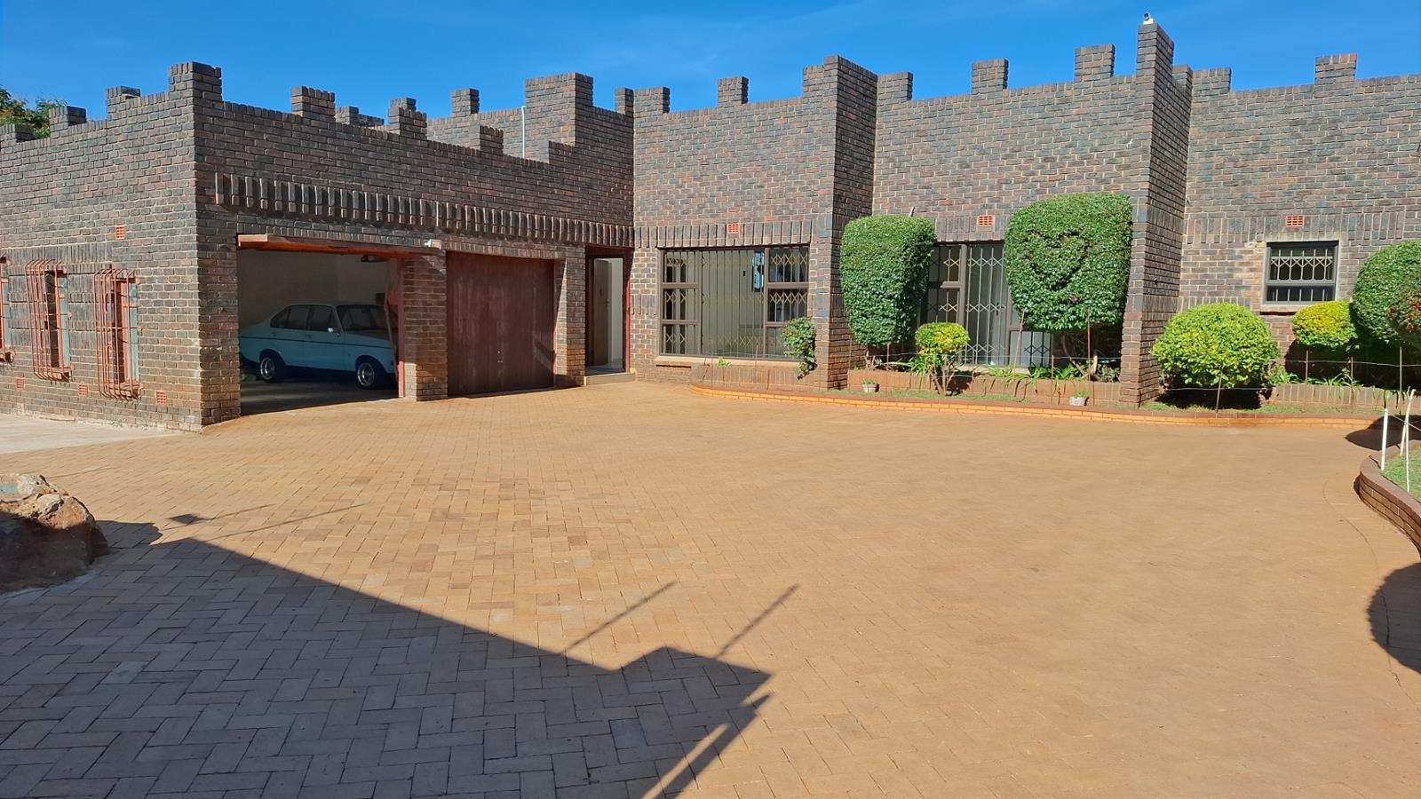 5 Bedroom House in Bassonia