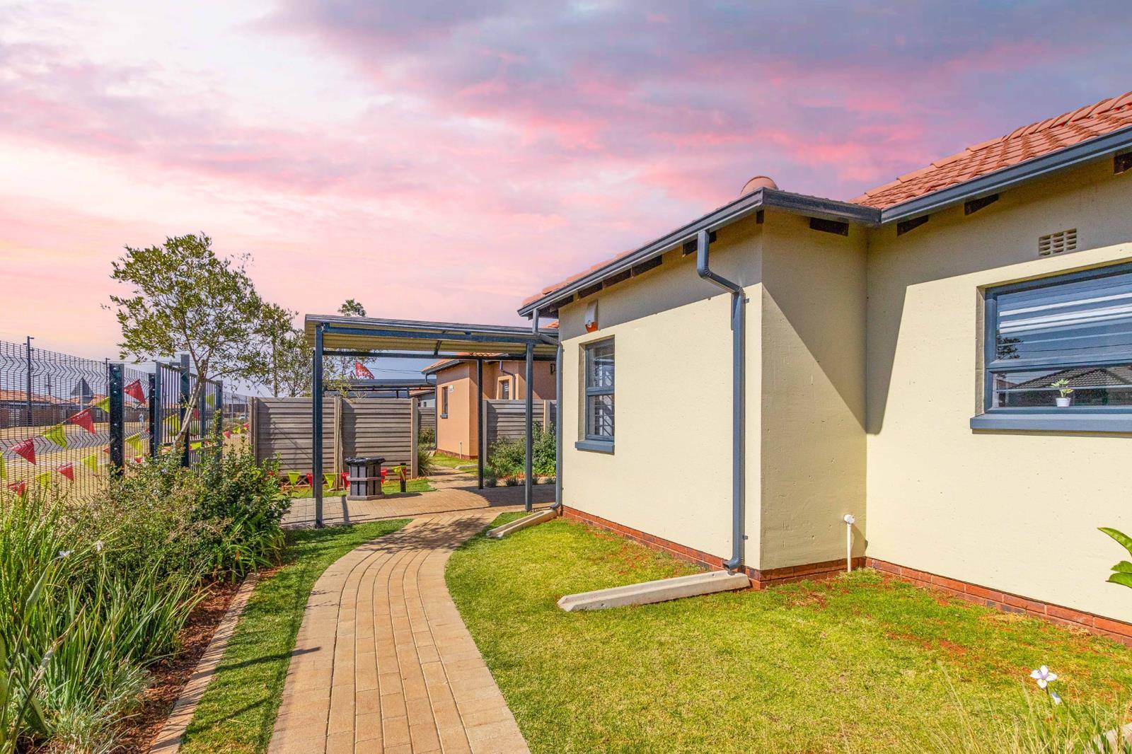 2 Bedroom House in Roodepoort Central