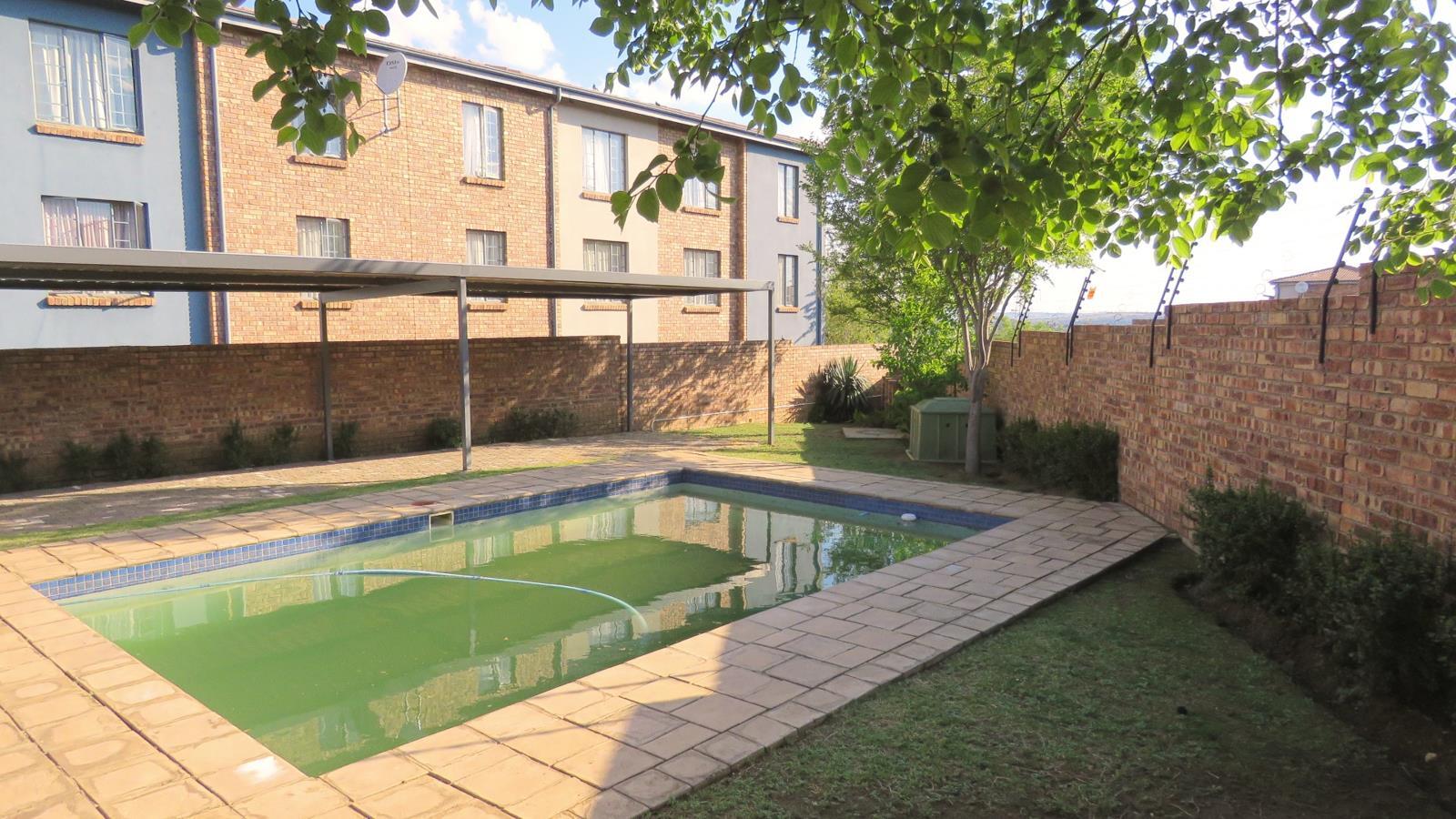 2 Bedroom Apartment in Rooihuiskraal North