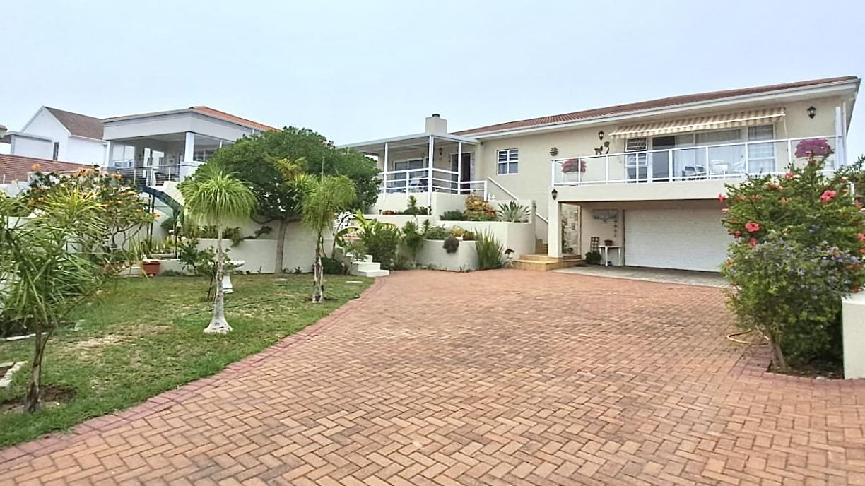 4 Bedroom House in Port Owen
