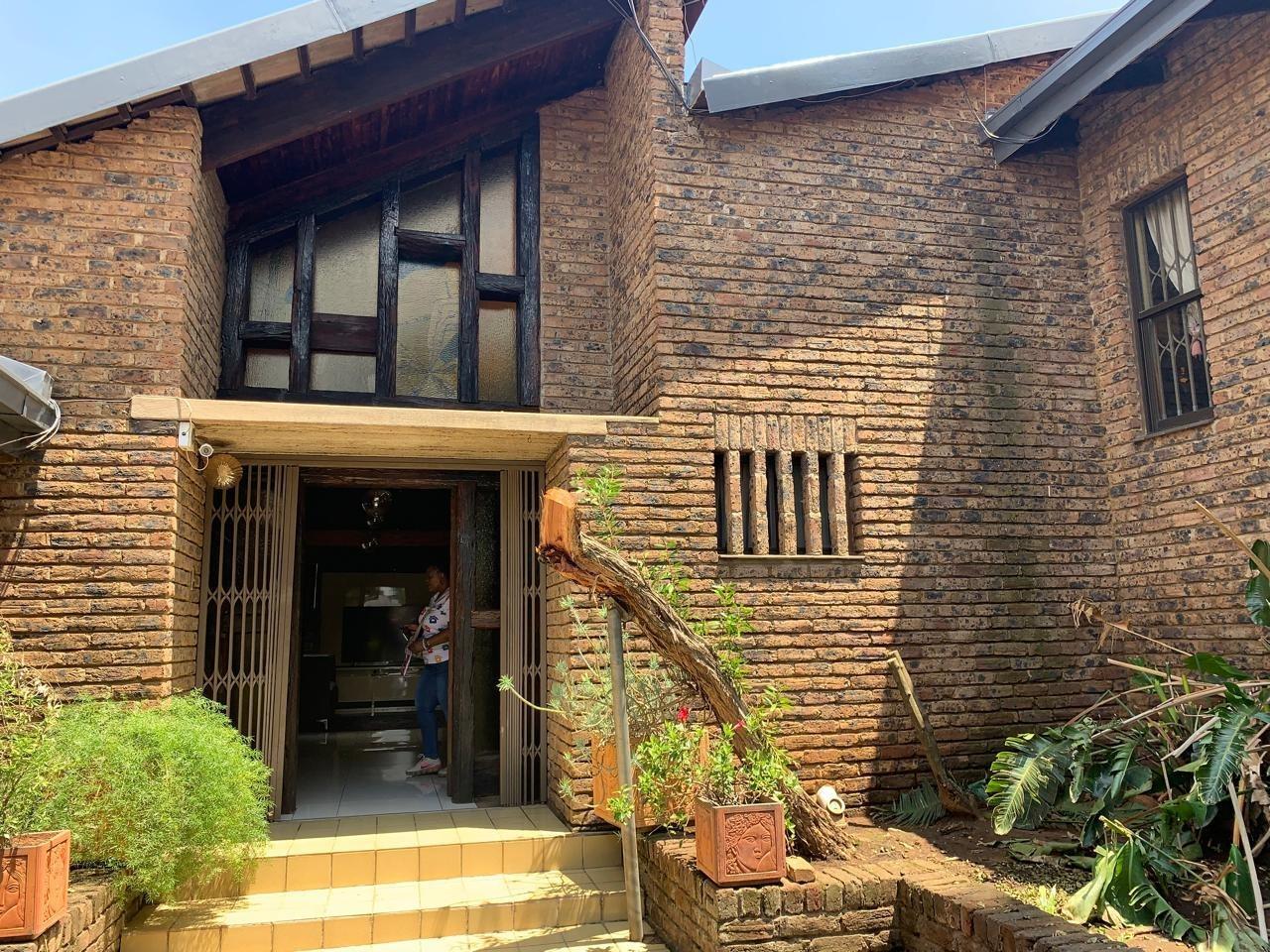 5 Bedroom House in Mondeor
