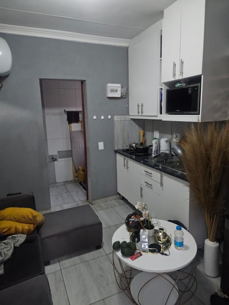 1 Bedroom Apartment in Olifantsfontein