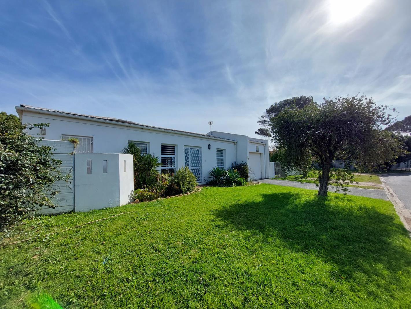 3 Bedroom House in Gordons Bay Central