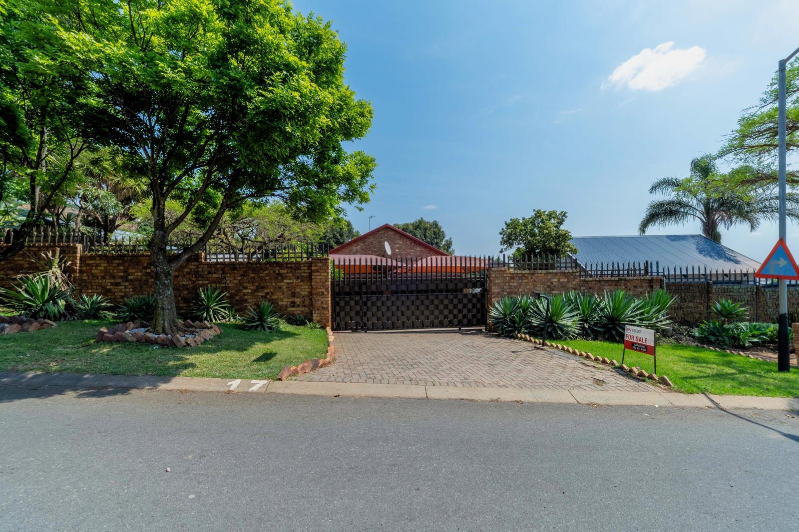 4 Bedroom House in Noordheuwel